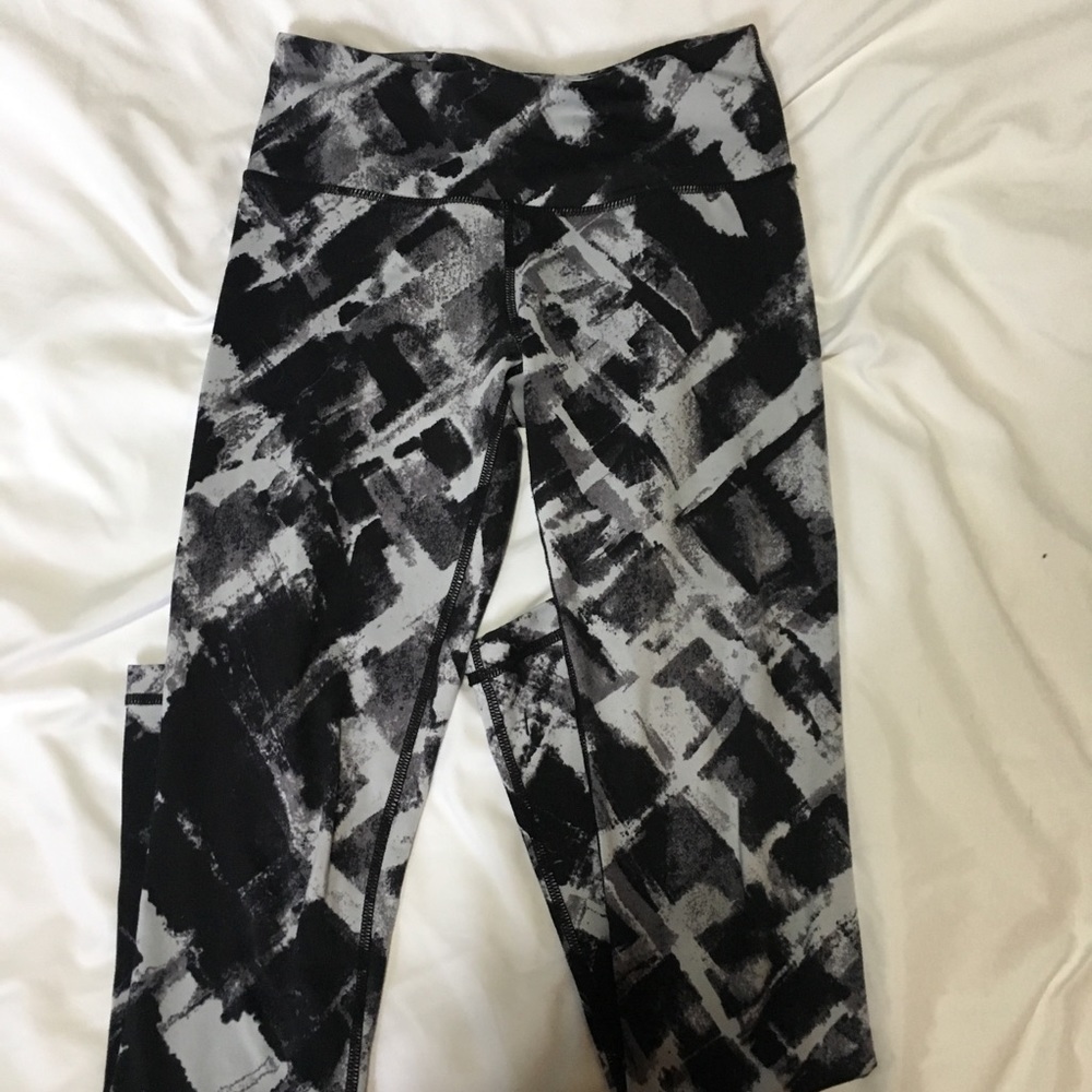 Black and white print leggings